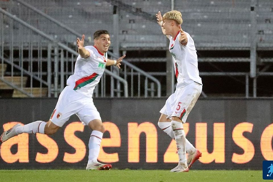 David Dreo (li.) darf sich über eine Vertragsverlängerung beim FC Augsburg freuen.