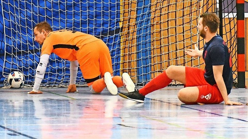 Ein Bild mit Symbolcharakter: TSV-Torwart Ivan Mladina (links) und Daniel Bosnjak.  Foto: Günter Bergmann