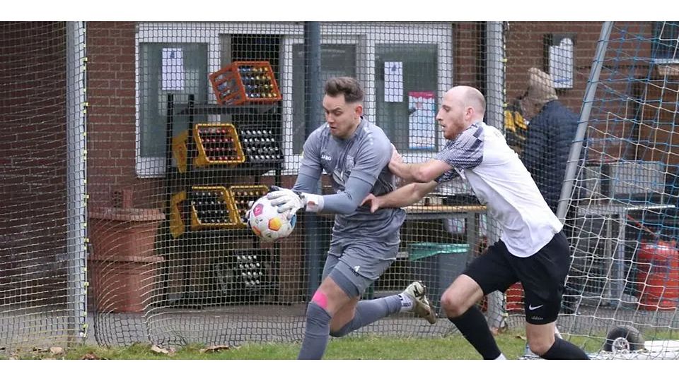 Torwart Lorenz Purbs (links) von Fußball-Hessenligist VfB Marburg ist beim 1:3 gegen Türk Gücü Friedberg an allen Gegentoren machtlos. (Archivfoto) © Jens Schmidt