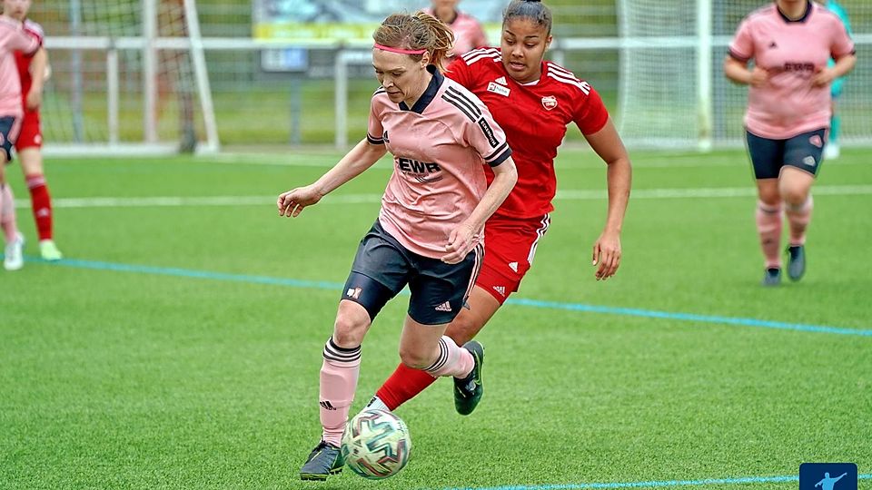 Der TuS Wörrstadt (rosa) feiert drei wichtige Zähle im Regionalliga-Abstiegskampf.