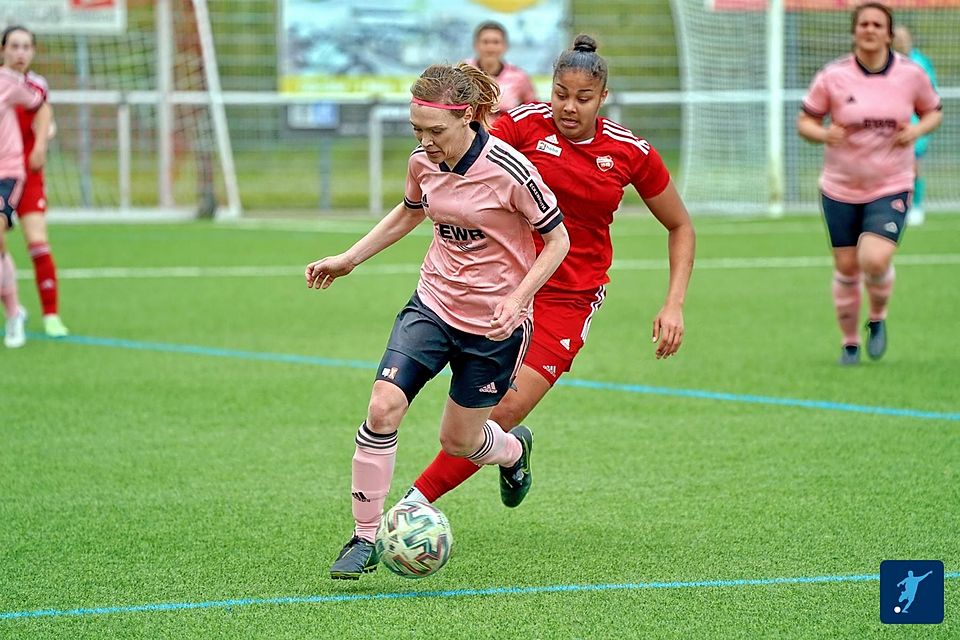 Der TuS Wörrstadt (rosa) feiert drei wichtige Zähle im Regionalliga-Abstiegskampf.