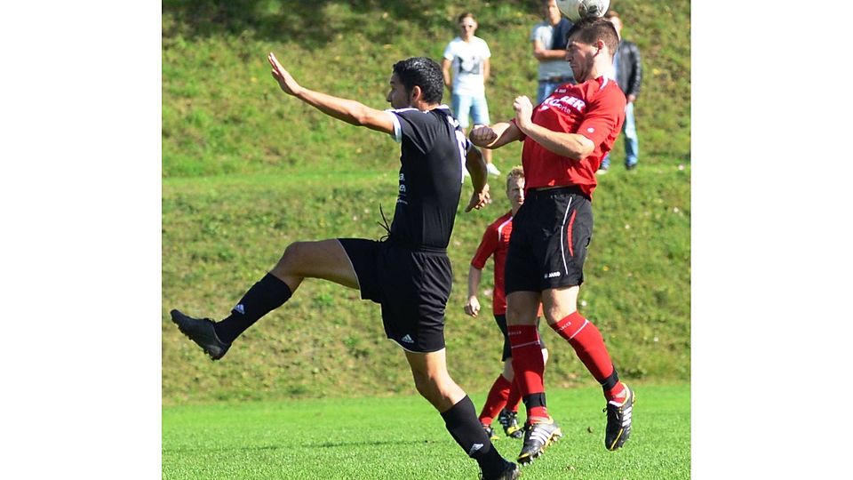 Die DJK Neustadt/WN holte sich ein 2:1 gegen die SpVgg Schirmitz. Bild zeigt den Spielertrainer Dal (schwarzes Trikot) beim Kopfballduell gegen einen Schirmitzer Spieler. Foto: Dagmar Nachtigall