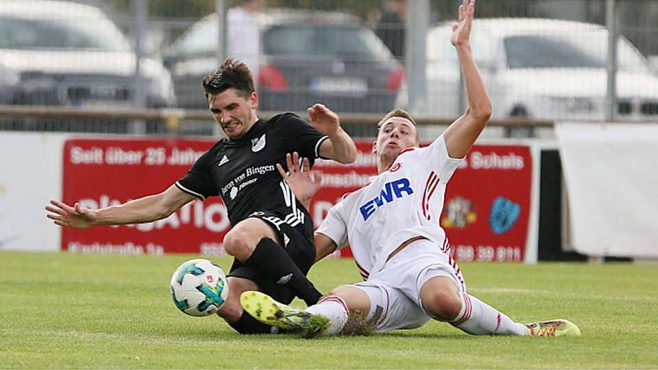 Bingens Axel Neumann (links), hier im Spiel gegen Pfeddersheim, musste in Trier mit Gelb-Rot vom Platz.	Archivfoto: Edgar Daudistel