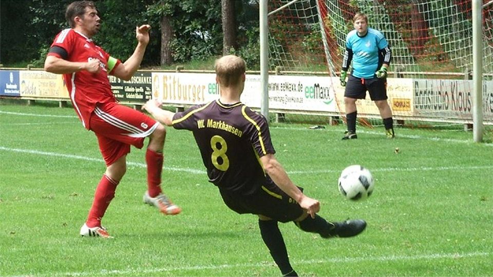 Johannes Abeln (Nr. 8.) vom VfL Markhausen bereitete drei Tore vor, und erzielte selbst noch zwei Treffer. Bild: Schlömer.