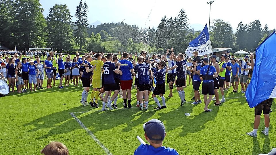 Aufstiegsfeier par excellence: der SV Ohlstadt ist seit 17 Jahren wieder Bezirksligist.