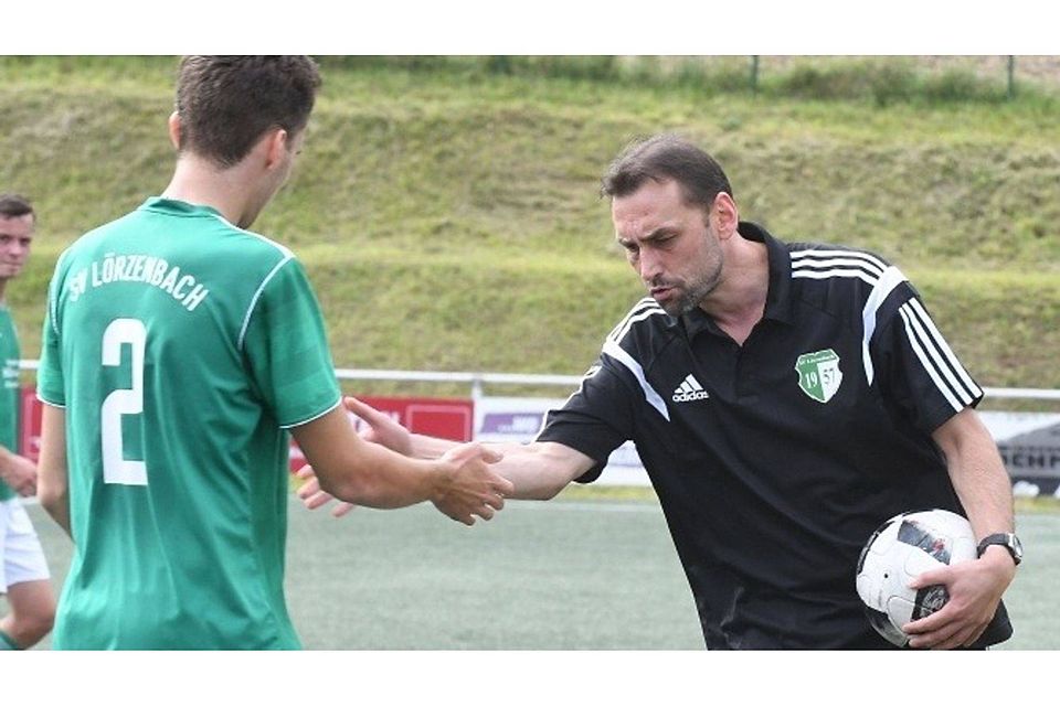 Hand drauf: Marcel Hanstein (rechts) bleibt Trainer des A-Ligisten SV Lörzenbach.   Foto: Jürgen Strieder