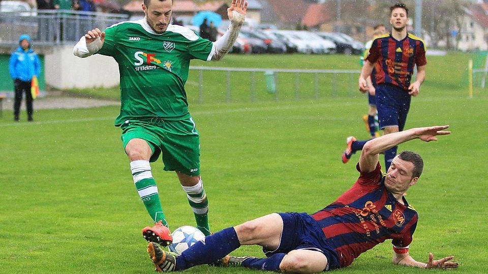 Dennis Zimmer vom SV Allensbach setzte gegen den Aach-Linzer Süleyman Yildiz zum Tackling an. Foto: Bodon