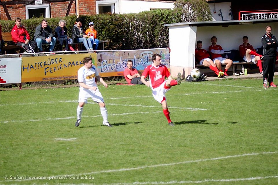 Tobias Plantikow (in rot-weiß) ballerte sich in die Elf des Spieltags    F: Heymann