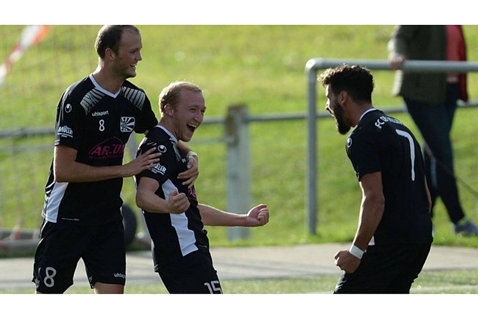 Daniel Wehrle (Mitte) bejubelt zusammen mit Tobias Weißhaar (links) und Teyfik Ceylan den Führungstreffer zum 2:1 für den FC 08.  | Foto: Patrick Seeger