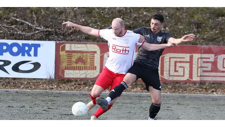 Buchenaus Michel Oklitschek lässt sich von Burak Isik (re., Vatanspor) nicht aus dem Gleichgewicht bringen und holt mit dem FSV einen wichtigen Auswärtssieg. © Jens Schmidt