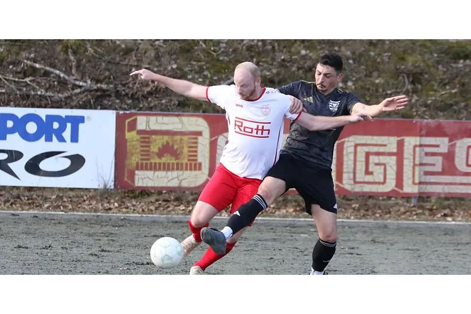 Buchenaus Michel Oklitschek lässt sich von Burak Isik (re., Vatanspor) nicht aus dem Gleichgewicht bringen und holt mit dem FSV einen wichtigen Auswärtssieg. © Jens Schmidt