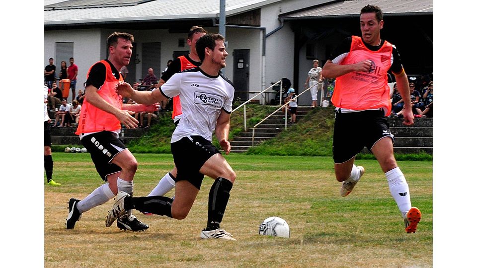 Drei Gegenspieler, drei Punkte: Daniel Zuck (weißes Trikot) trägt einen Treffer zum 5:0-Derbysieg der SG Steyerbachtal in Waldlaubersheim bei.