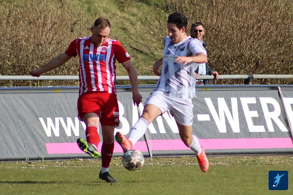 TSG-Kicker Florian Lutz (links) traf in seinem letzten Oberligaspiel für Pfeddersheim vom Punkt.