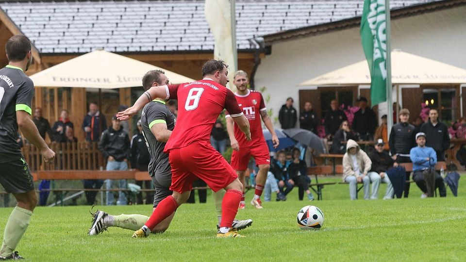 Fußball Saison 2025/26 Kreisklasse SG Oberau/Farchant gegen SG Antdorf/Iffeldorf (in Rot) mit Florian Himmelstoß am 3. August 2025.
