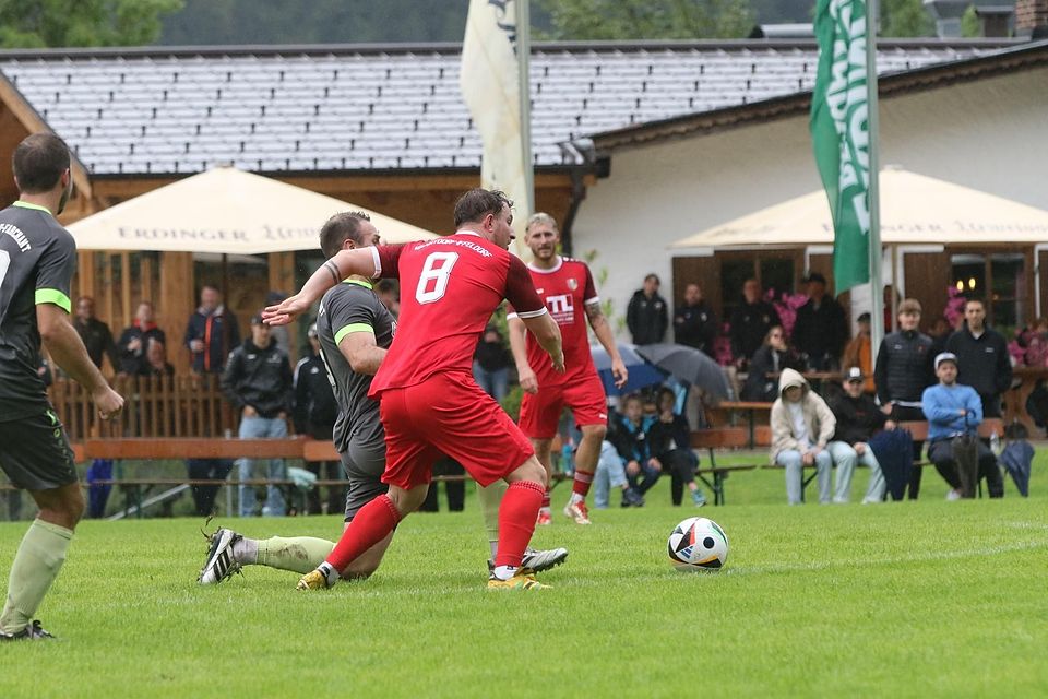 Fußball Saison 2025/26 Kreisklasse SG Oberau/Farchant gegen SG Antdorf/Iffeldorf (in Rot) mit Florian Himmelstoß am 3. August 2025.