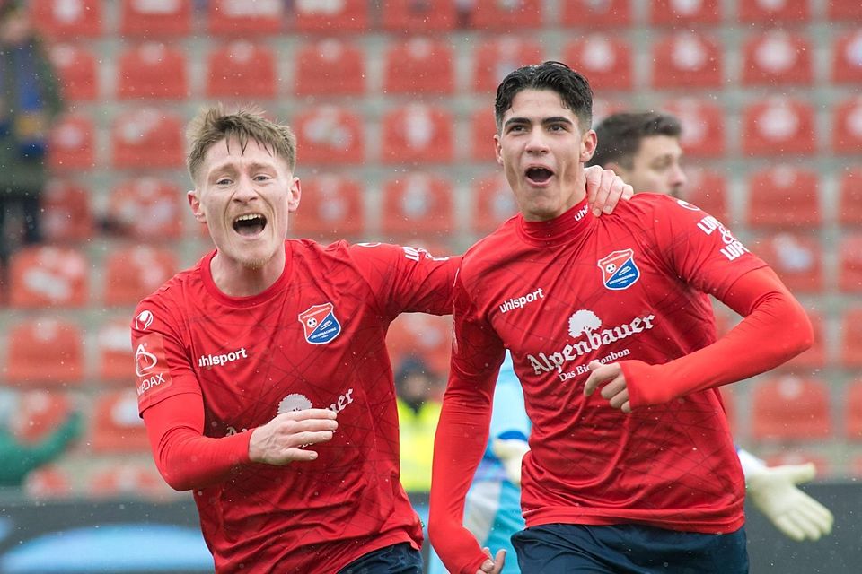 Na also, es geht doch: Die SpVgg Unterhaching zelebriert mal wieder Torjubel, 1:0-Torschütze Fabio Torsiello (r.) freut sich mit Dennis Waidner.
