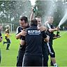 Die Sektkorken knallem beim FC Amberg     Foto: Tobias Schmidbauer