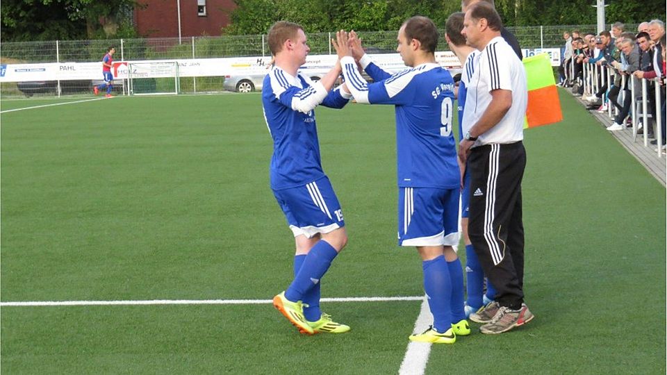 Auswechslung beim Spiel der Ersten. Foto: Ropertz