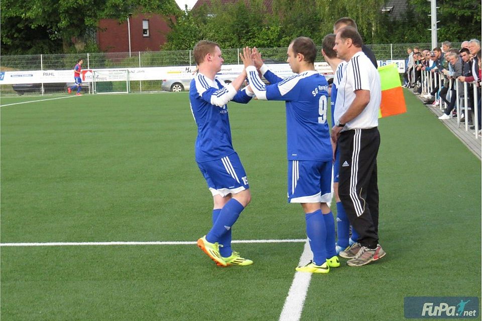 Auswechslung beim Spiel der Ersten. Foto: Ropertz