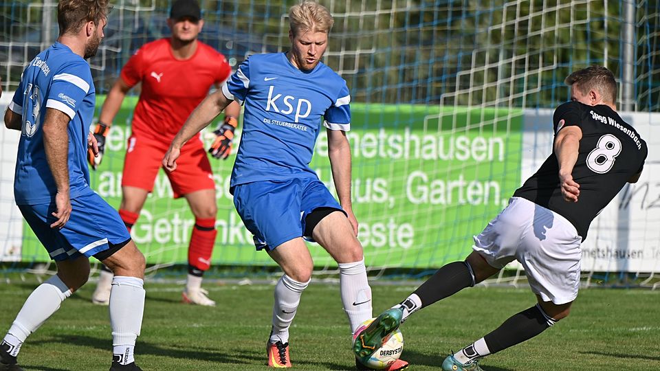 Tobias Hillenbrand (hier im Kampf um den Ball mit dem Wiesenbacher Pierre Heckelmüller) gewann mit dem TSV Ziemetshausen das Spitzenspiel.