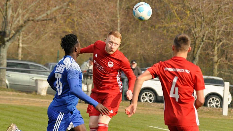 Der Hohenleipischer Bodo Zeiler köpft die Kugel vor Othniel Kenfak zu Mitspieler Kay Heiner.