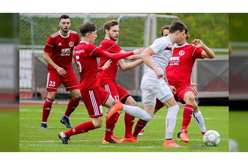 In den nächsten Wochen wird sich Fabian Eninger (Dritter von links) für den FC Wangen nicht mehr ins Getümmel stürzen können. Foto: Josef Kopf
