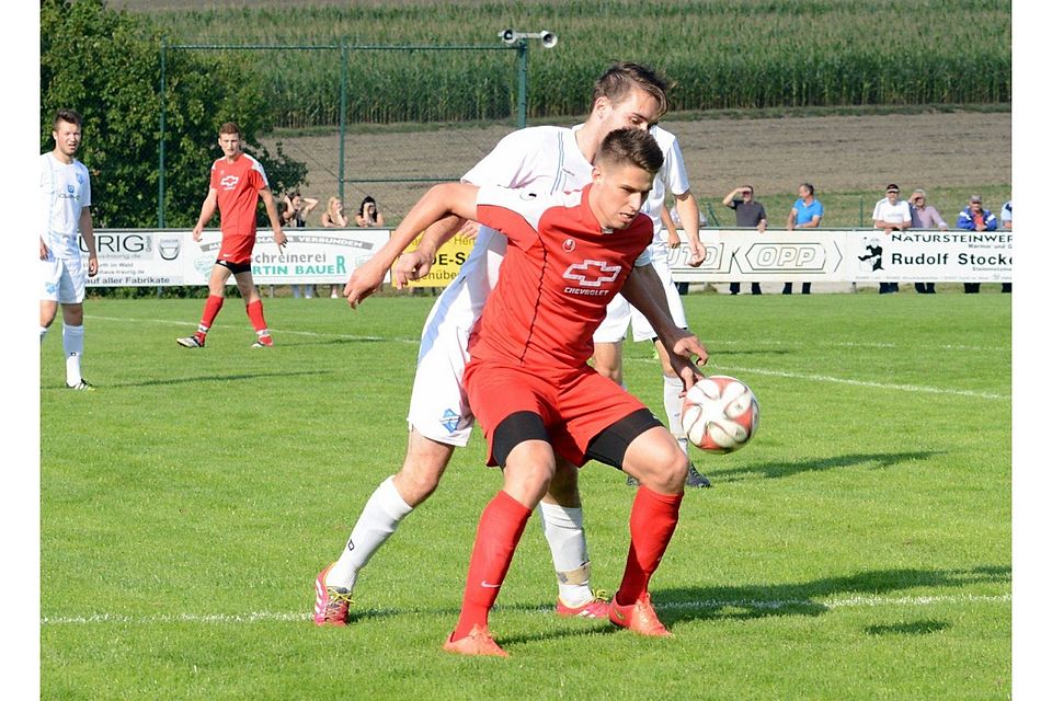 Der SV Neukirchen b. Hl. Blut (rotes Trikot) konnte sich im Nachholspiel gegen den FC Thalmassing (weißes Trikot) mit 3:1 behaupten.   F: Meier
