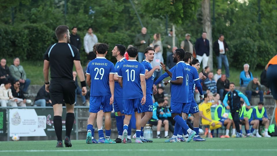 Die Spieler von Biebrich 02 genießen den Erfolg über den SV Wiesbaden.