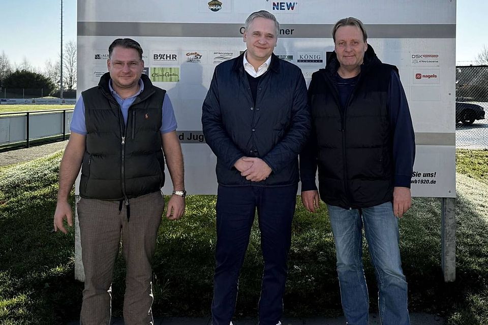 Möchte den Beecker Vorsitz übernehmen: Tim Banerjee (Mitte). Darüber freuen sich die Noch-Vorstandsmitglieder Werner Tellers (r.) und Simon Pumptow.