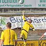 Gegen den SC Fürstenfeldbruck stand überraschend Torwart Florian Peischl zwischen den Pfosten des TSV Aindling. Der 20-Jährige zeigte eine starke Leistung. Im Mittelpunkt stand auch der Schiedsrichter.  Foto: Ramona Eberle
