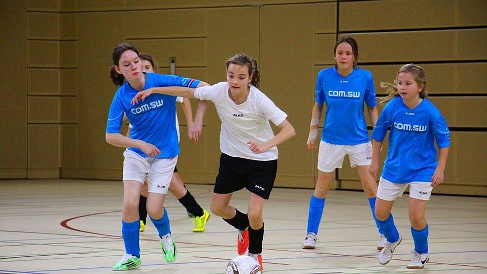 Voller Körpereinsatz beim Wiesbadener Girlscup am vergangenen Wochenende. Bei den B-Juniorinnen setzte sich die TuRa Niederhöchstadt (weiß) vor dem MFFC (blau) als Erster durch. Foto: Hannelore Wagner.