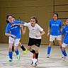 Voller Körpereinsatz beim Wiesbadener Girlscup am vergangenen Wochenende. Bei den B-Juniorinnen setzte sich die TuRa Niederhöchstadt (weiß) vor dem MFFC (blau) als Erster durch. Foto: Hannelore Wagner.