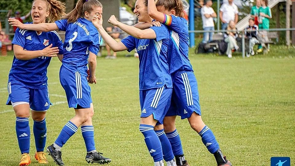 In Jubellaune: Die Fußballerinnen von RW Überacker stehen kurz vor der Rückkehr in die Landesliga.