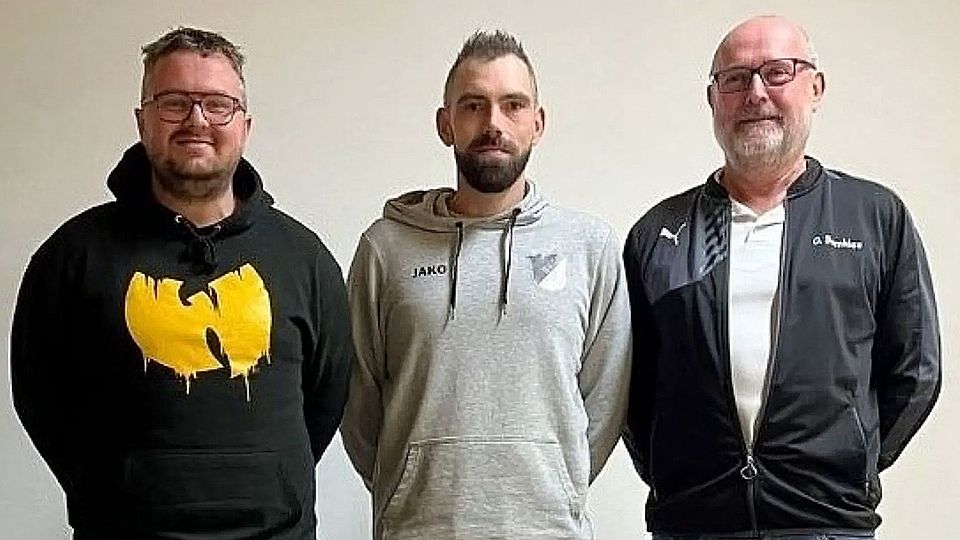 Von links: Teammanager Max Gebert, Spielertrainer Tobias Graßler und Spartenleiter Otto Bernklau.