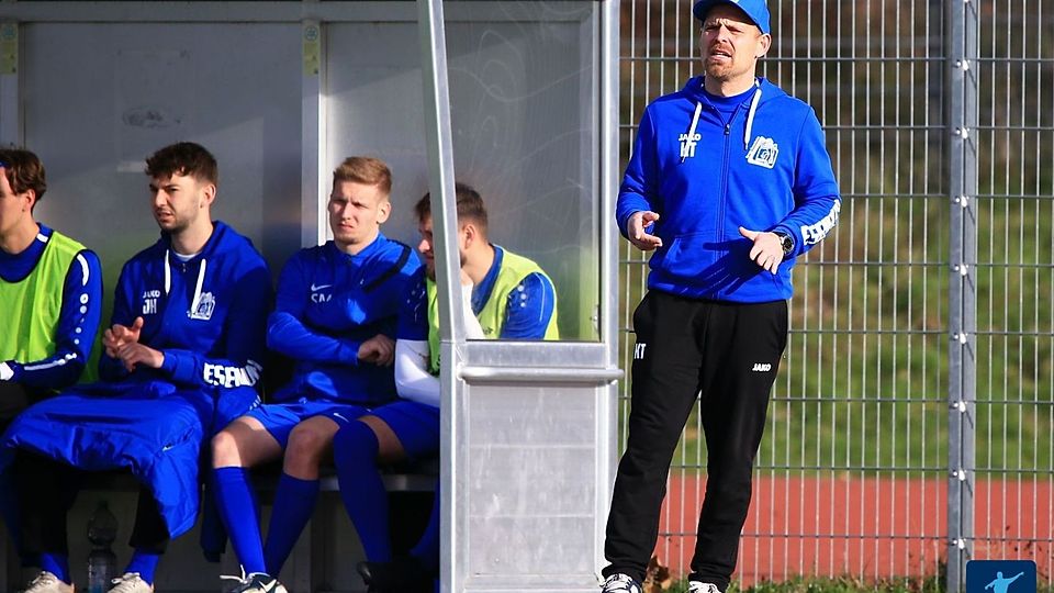 Die Spvgg. Essenheim und Trainer Kevin Tscheuschner (rechts) wahren durch den Heimsieg gegen den FSV Saulheim II die Chance auf den Aufstieg.