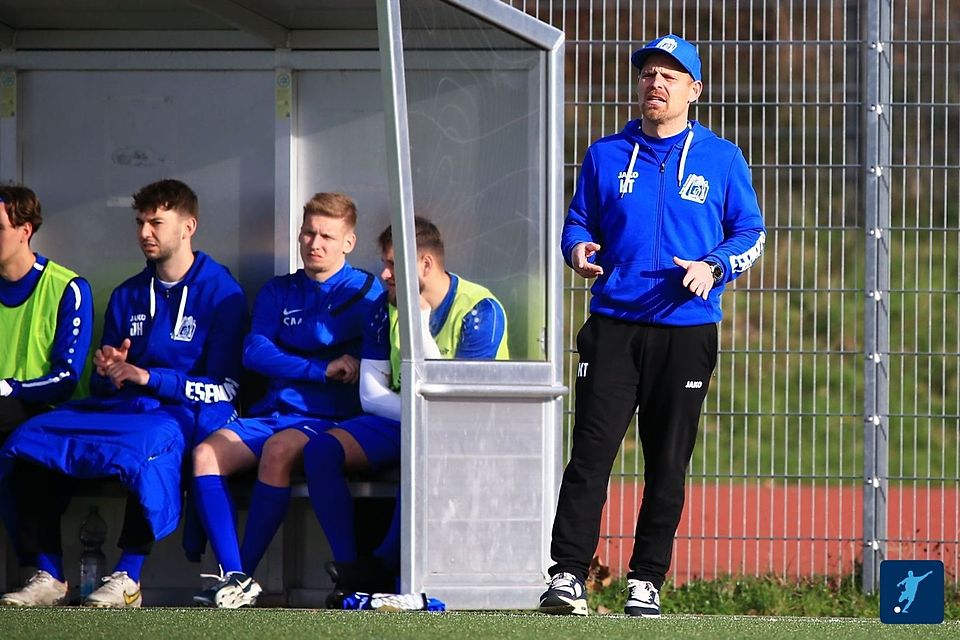 Die Spvgg. Essenheim und Trainer Kevin Tscheuschner (rechts) wahren durch den Heimsieg gegen den FSV Saulheim II die Chance auf den Aufstieg.