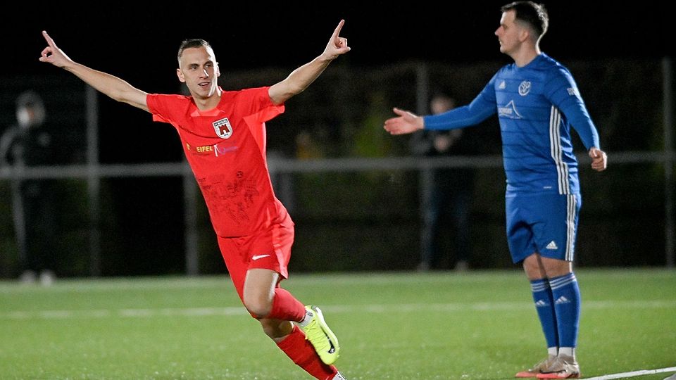 Die einen hadern, die andere jubeln: Gerade hat Simon Floß das 1:0 für den FC Bitburg erzielt. Später sollte ihm auch noch ein zweiter Treffer gegen die SG Vordereifel gelingen.