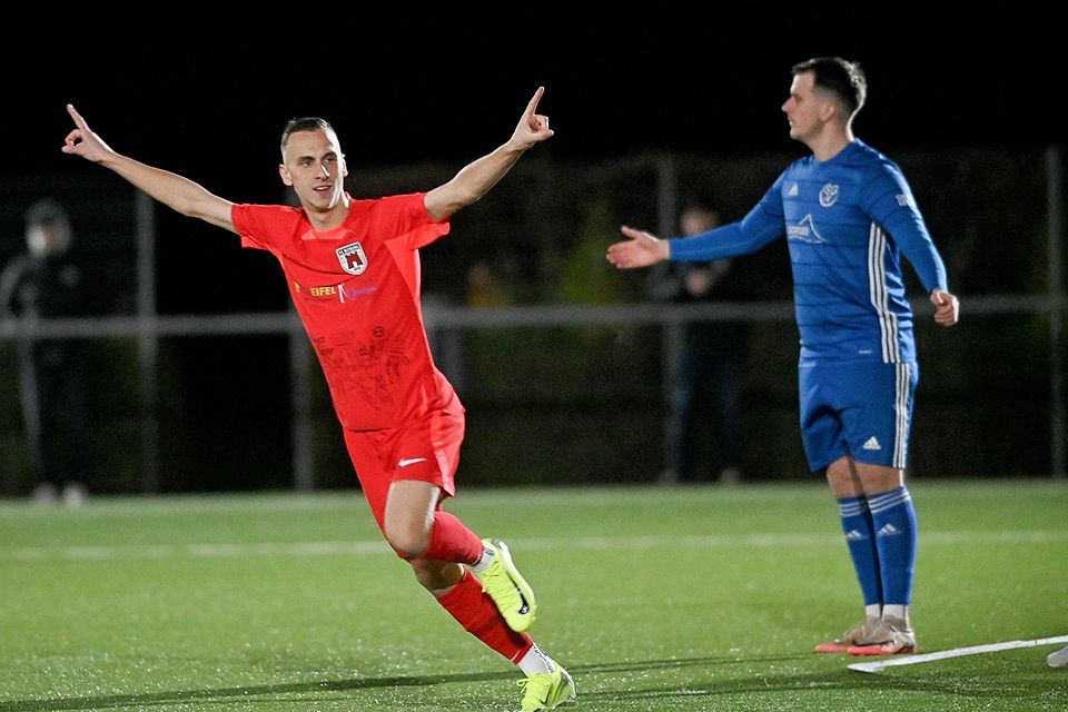 Die einen hadern, die andere jubeln: Gerade hat Simon Floß das 1:0 für den FC Bitburg erzielt. Später sollte ihm auch noch ein zweiter Treffer gegen die SG Vordereifel gelingen.