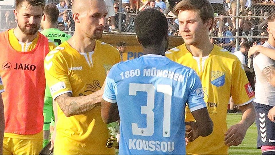 Maximilian Ettner (rechts) spielte mit dem FC Pipinsried gegen den TSV 1860 München (Mitte Kodjovi Koussou) und wechselt nun nach Adelzhausen.  Foto: Sebastian Richly