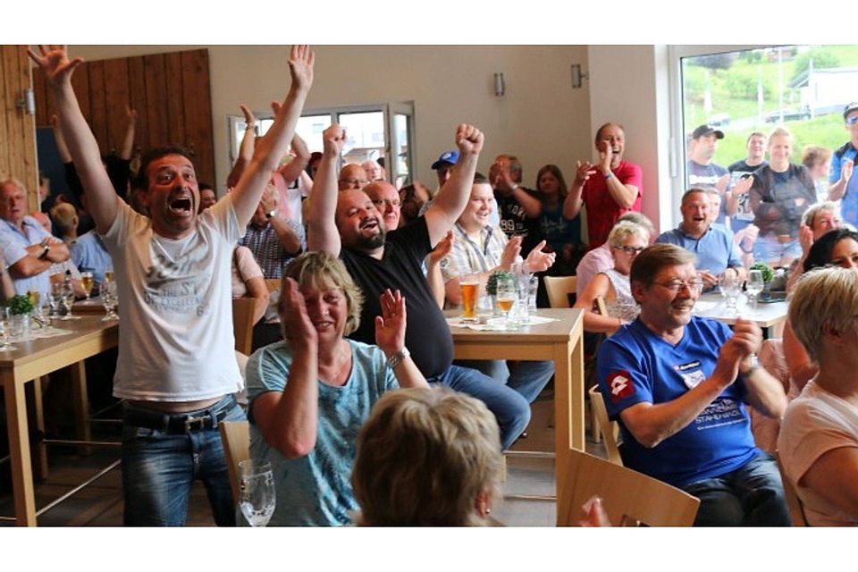 Groß war der Jubel im VIP-Raum am Erndtebrücker "Pulverwald" als Sebastian Kehl Eintracht Frankfurt aus dem Lostopf zog. Fotos (2): pos