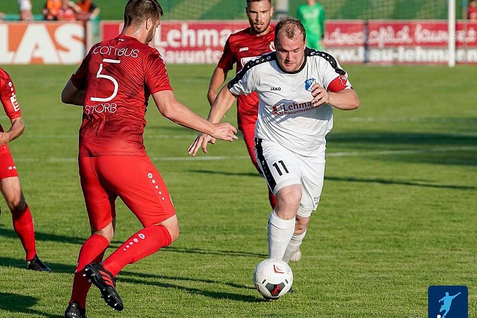 Der VfB Krieschow und Top-Stürmer Andy Hebler (am Ball) starten in die neue Oberliga-Saison.