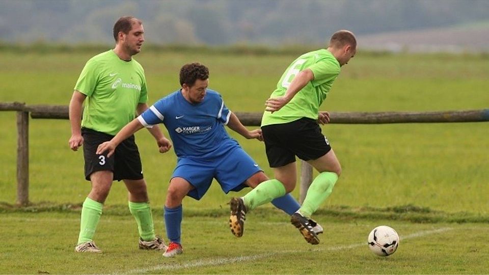 Wer stellt wem ein Bein? In der Partie Büches/Rohrbach – Ober-Mockstadt (von links Konstantin Kröll, Ardian Kulic und Michael Weigert) steht es am Ende 0:3.	Foto: sen