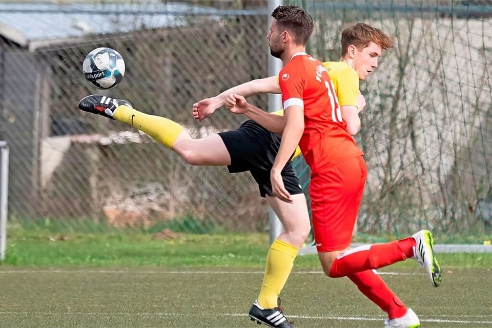 Wenn’s sein muss, dann geht es auch akrobatisch. Felix Schübel (hinten, im Spiel gegen den FC Löffingen) setzt mit dem SV Hölzlebruck gerade Akzente.