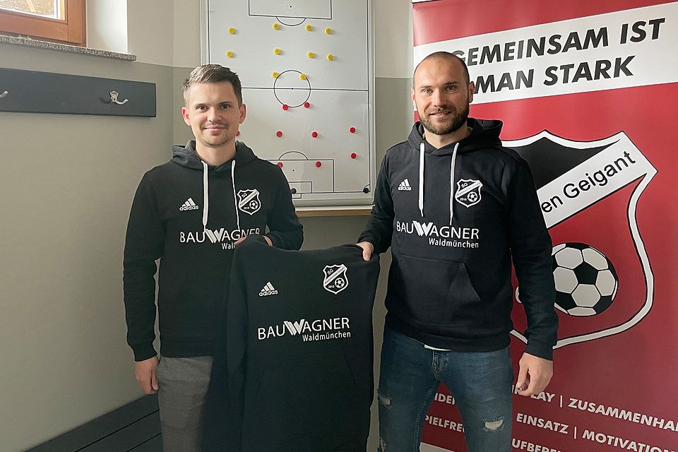 Sportlicher Leiter Marcus Graßl (links) präsentiert Ivan Milicevic als neuen Spielertrainer in Waldmünchen. – Foto: Christian Eidenhardt