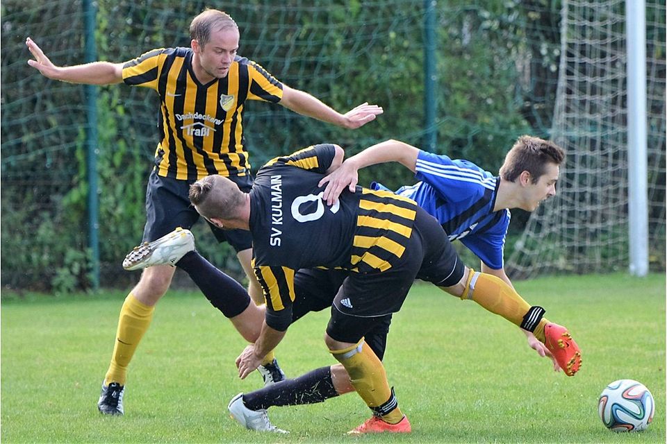 Der SV Kulmain (gelb-schwarze Spielkleidung) grüßt nach dem 2:1 im Spitzenspiel beim TSV Erbendorf als neuer Spitzenreiter der Kreisliga Nord. F: Nachtigall