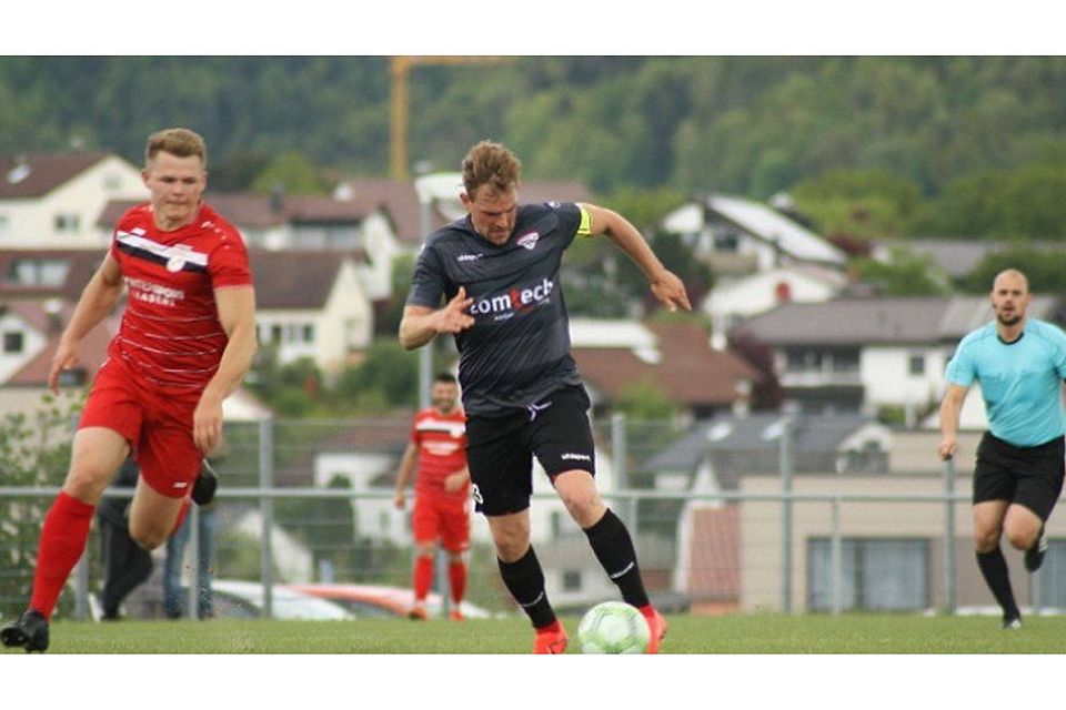 Kim Schmidt (am Ball) erzielte beide Treffer für den SV Allmersbach. F: Babic