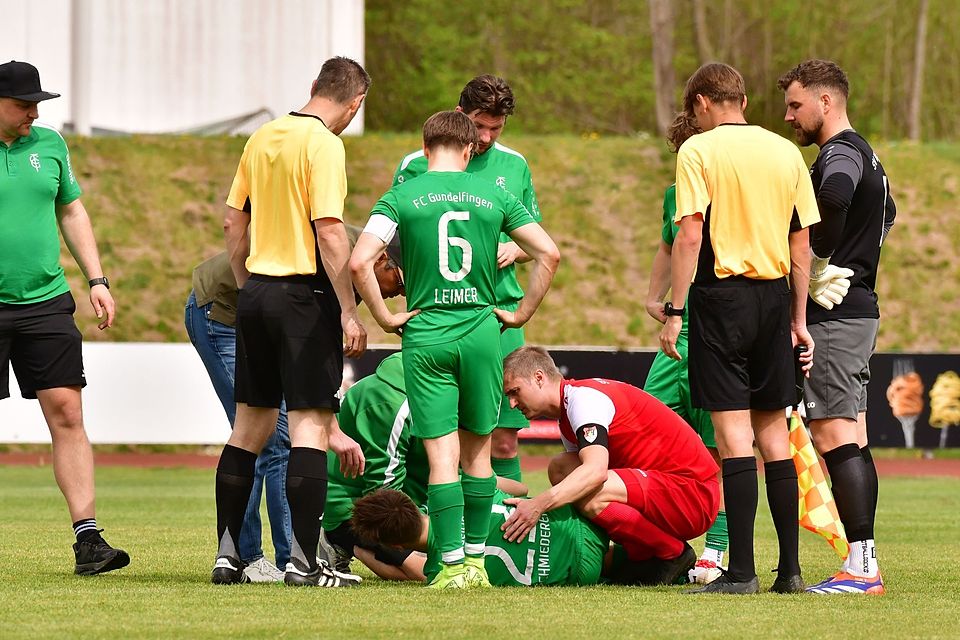 Um den verletzten Gundelfinger Karl Schmiederer kümmerten sich viele helfende Hände.