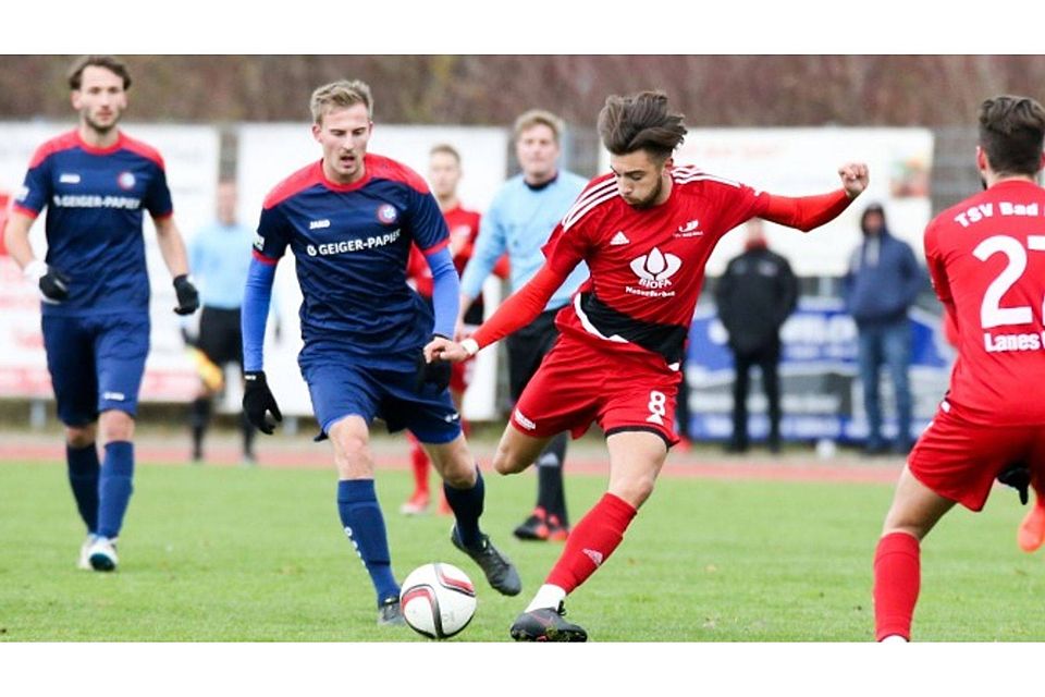 Der 20-jährige Marc Djorovic (am Ball)  kommt vom Landesliga-Konkurrenten TSV Bad Boll und spielt in der bevorstehenden Saison für den  SV Ebersbach.   Cornelius Nickisch