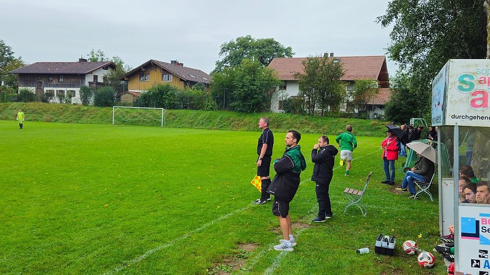 Die Trainer Thomas Köck (vo.) und Andi Bauer wurden von der TSV-Harmlosigkeit im Regen stehengelassen.