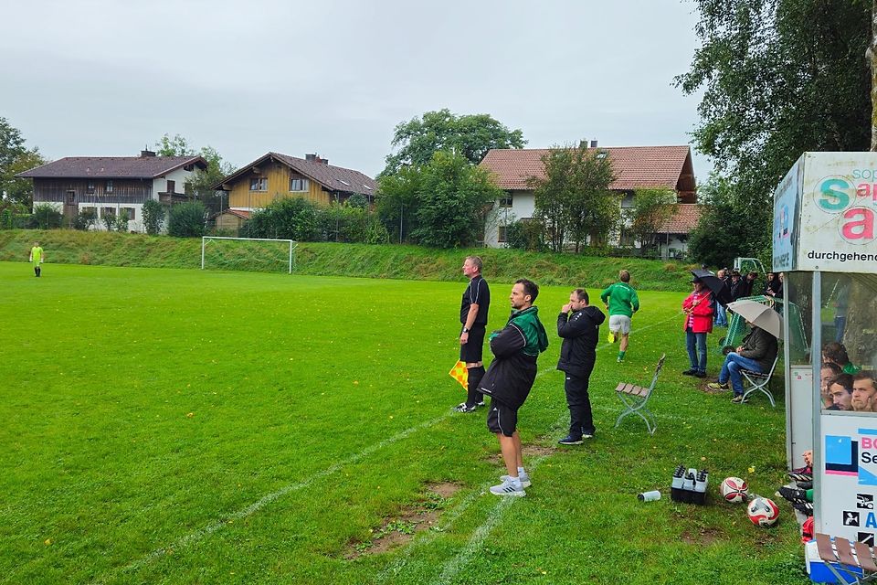Die Trainer Thomas Köck (vo.) und Andi Bauer wurden von der TSV-Harmlosigkeit im Regen stehengelassen.
